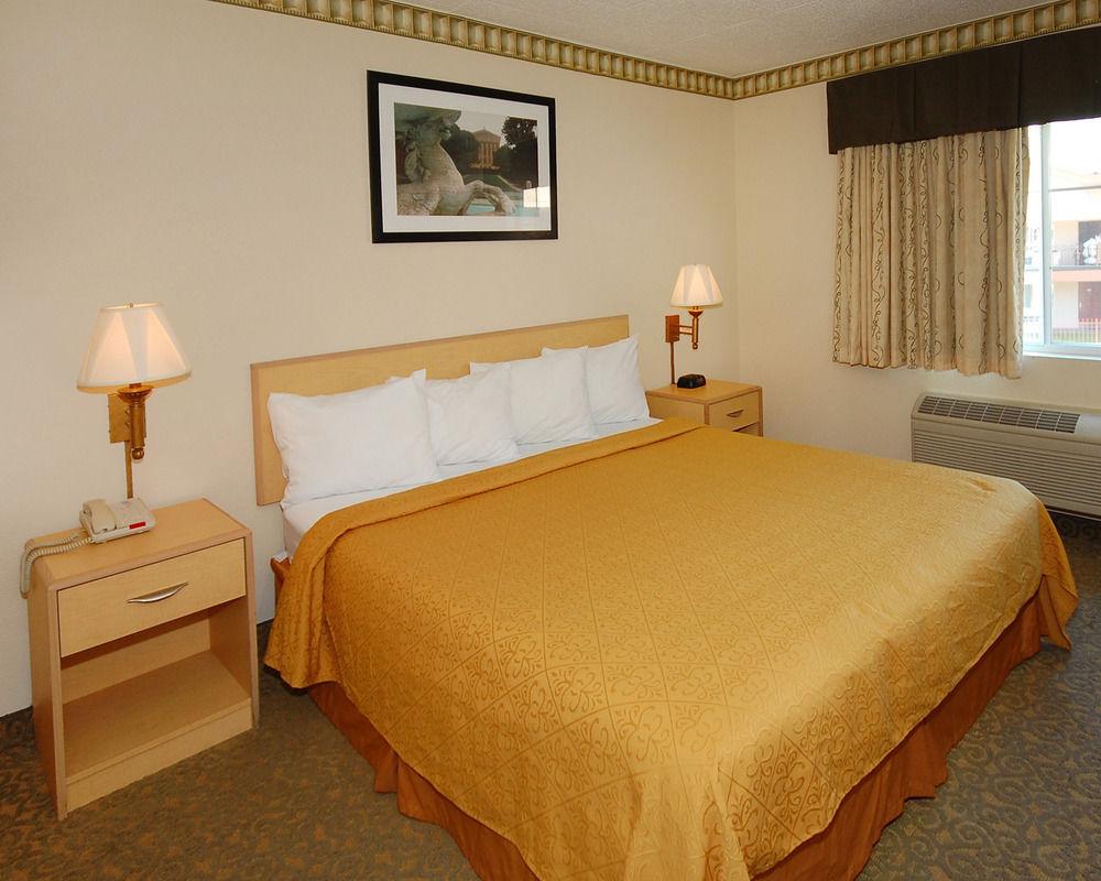Super 8 By Wyndham Gloucester Gloucester City Room photo