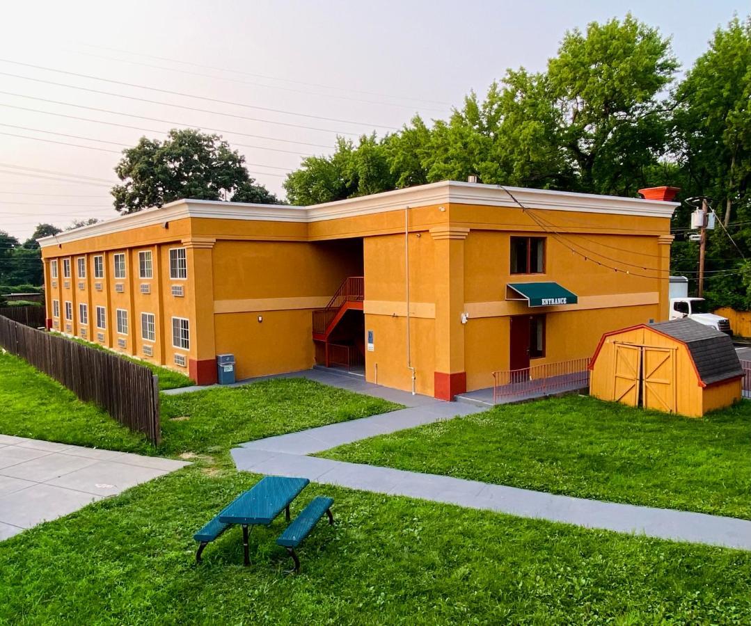 Super 8 By Wyndham Gloucester Gloucester City Exterior photo