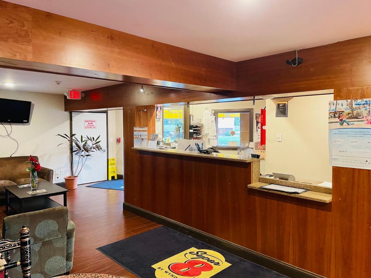 Super 8 By Wyndham Gloucester Gloucester City Exterior photo