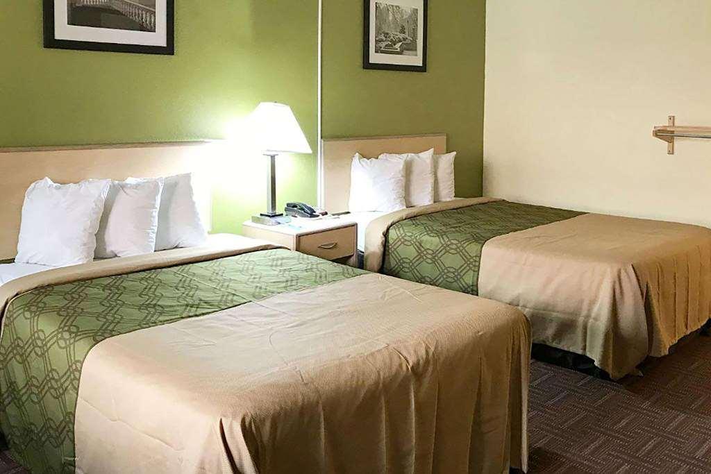 Super 8 By Wyndham Gloucester Gloucester City Room photo