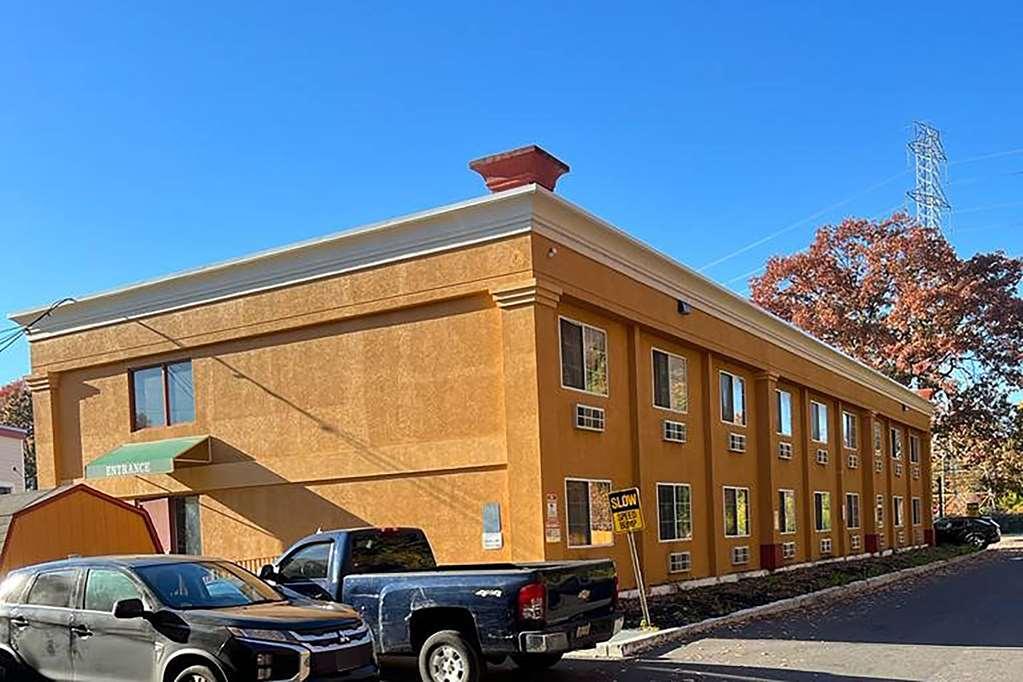 Super 8 By Wyndham Gloucester Gloucester City Exterior photo