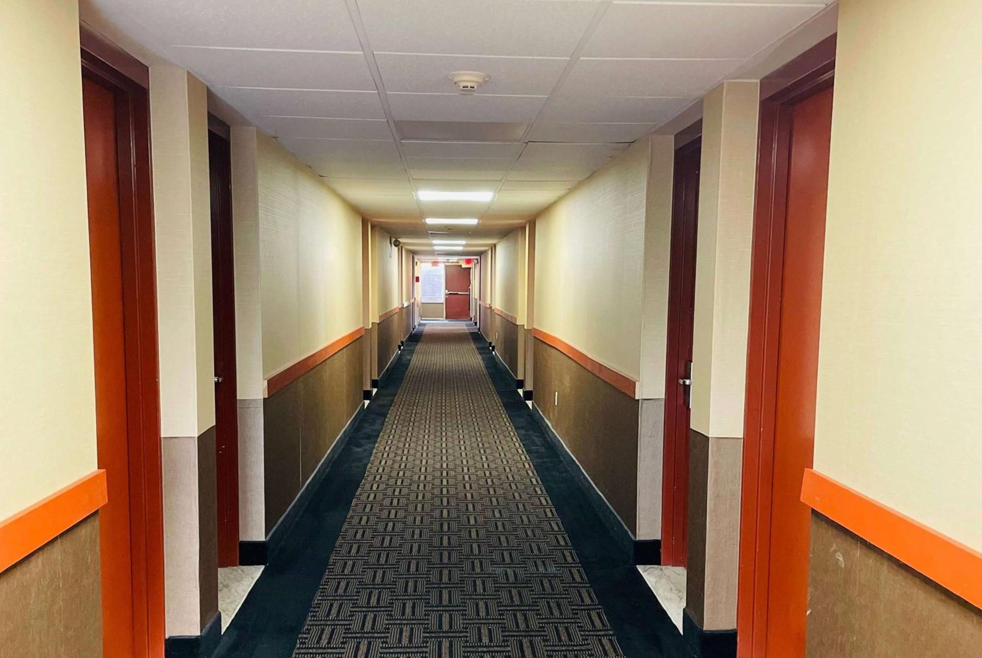 Super 8 By Wyndham Gloucester Gloucester City Exterior photo