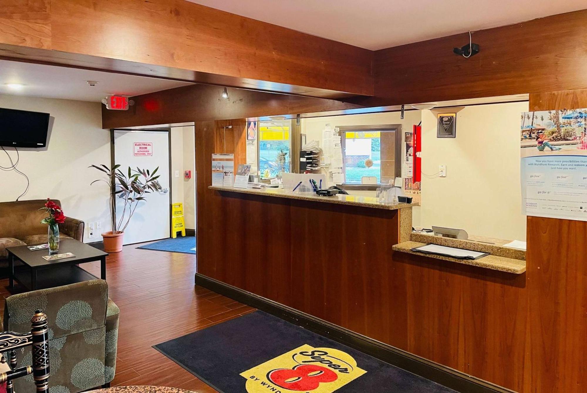Super 8 By Wyndham Gloucester Gloucester City Exterior photo