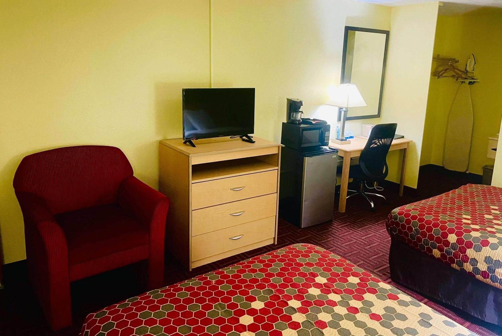 Super 8 By Wyndham Gloucester Gloucester City Exterior photo
