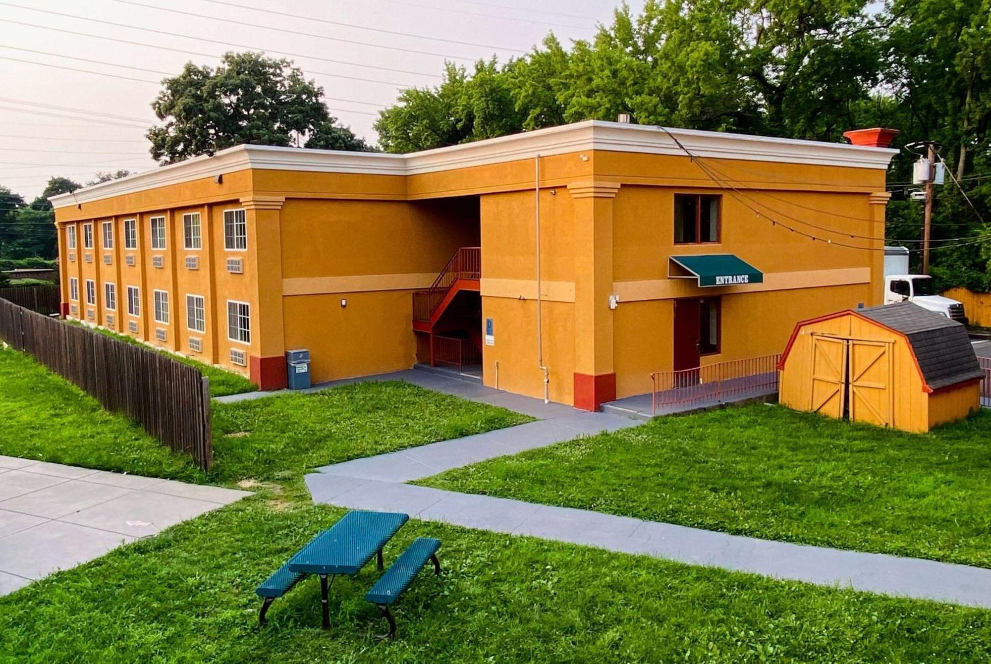 Super 8 By Wyndham Gloucester Gloucester City Exterior photo