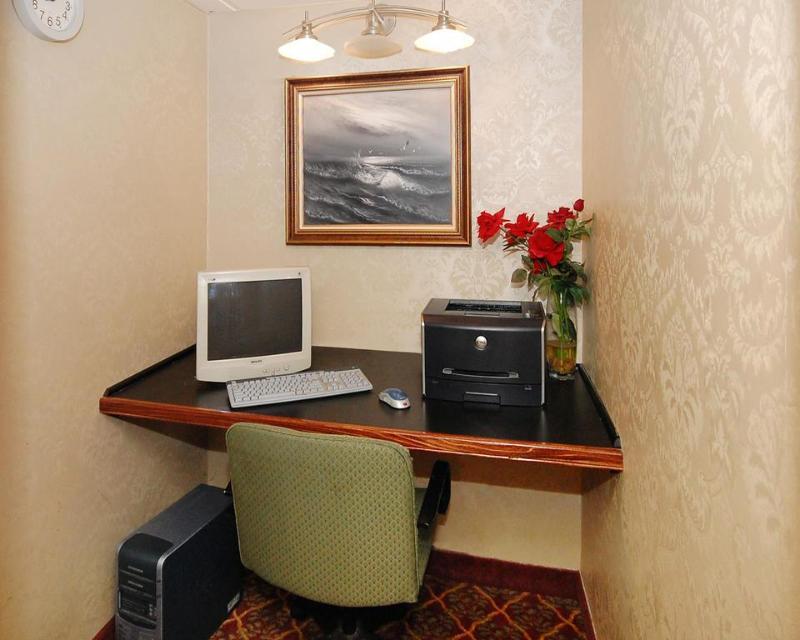 Super 8 By Wyndham Gloucester Gloucester City Exterior photo