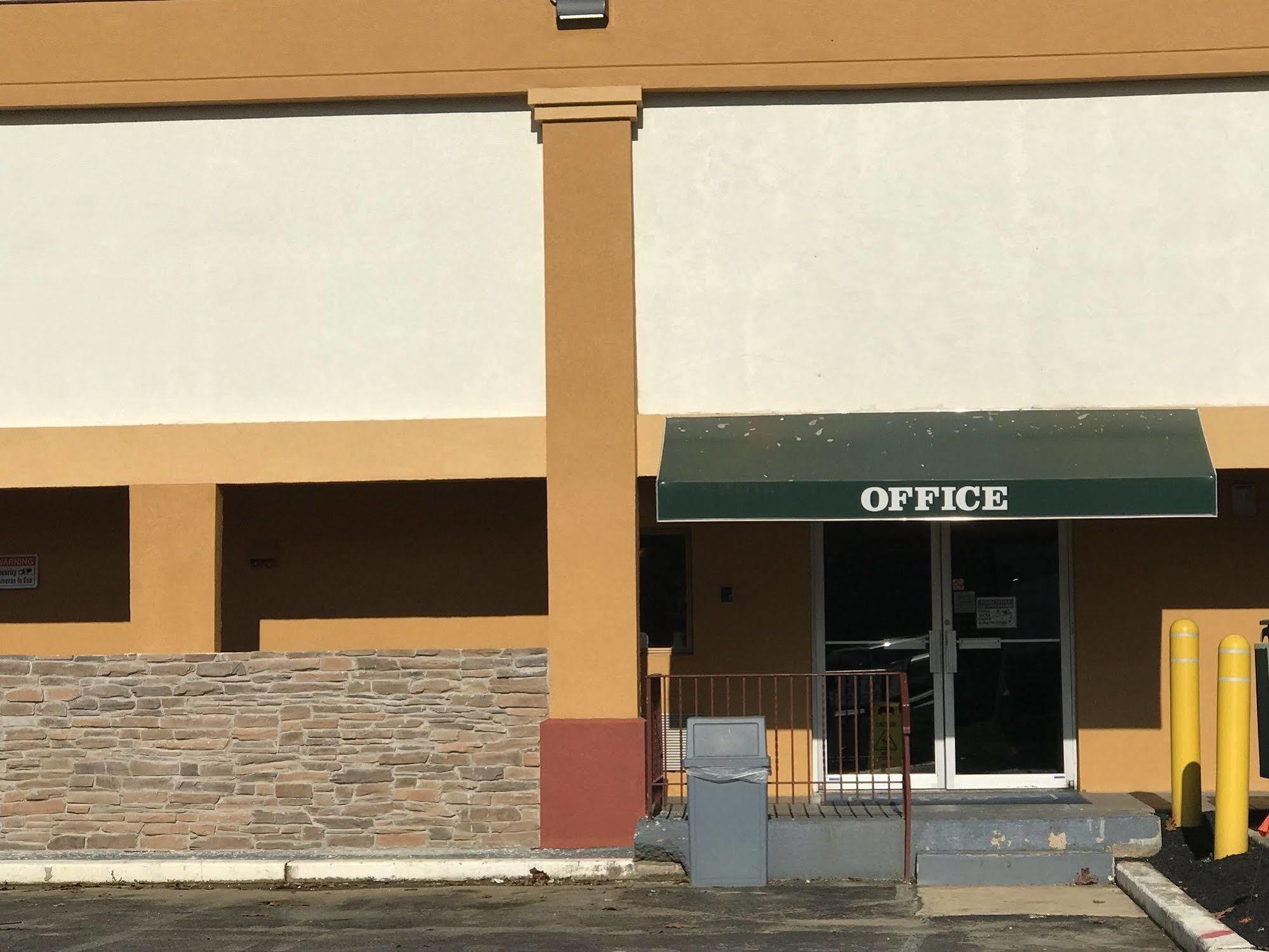 Super 8 By Wyndham Gloucester Gloucester City Exterior photo