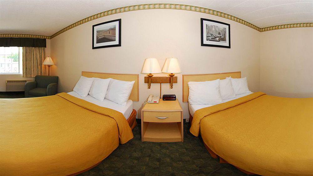 Super 8 By Wyndham Gloucester Gloucester City Exterior photo